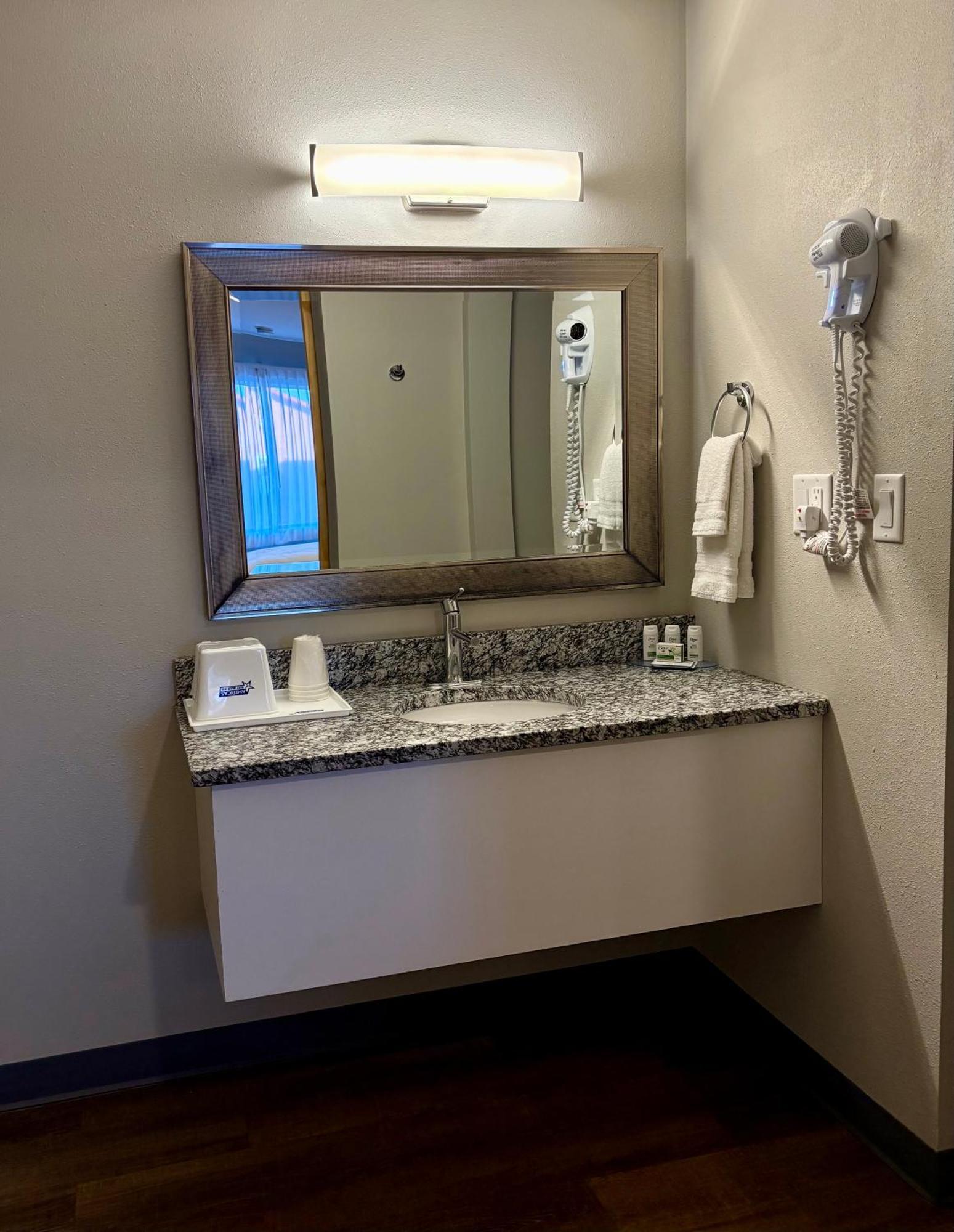 Americas Best Value Inn Wall Buitenkant foto